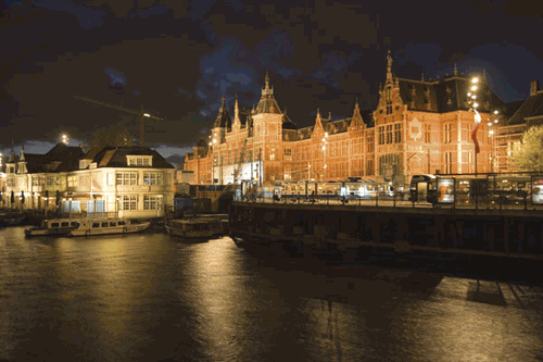 Palazzo visto dalle acque dei canali di Amsterdam